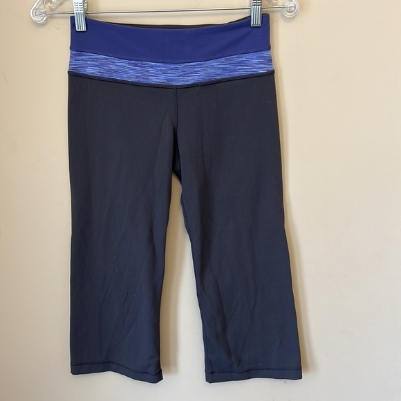 Lululemon Groove Crop Reversible Pants in Coal / Royalty / Royalty Space Dye - Picture 4 of 16